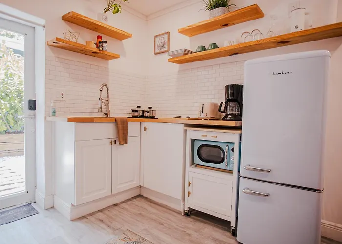 Cozy Tiny Home - Hidden Gem!