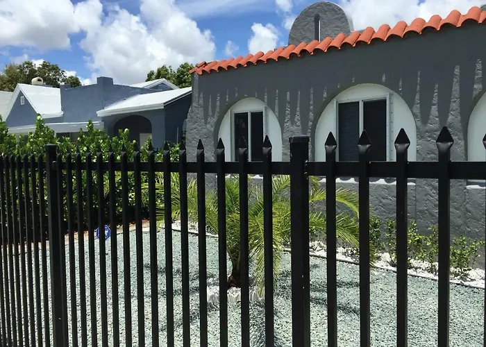 Modern 3/1 House Close To Beaches And Midtown